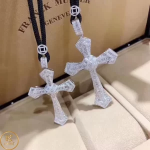 Mặt Dây Thánh Gía Chế Tác Vàng Trắng Đính Kim Cương