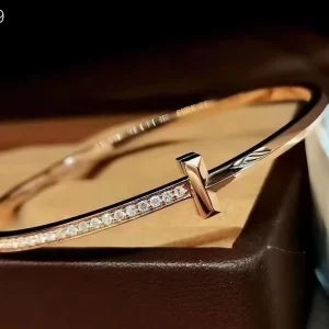 Lắc Đinh Cartier Chế Tác Vàng Hồng 18k