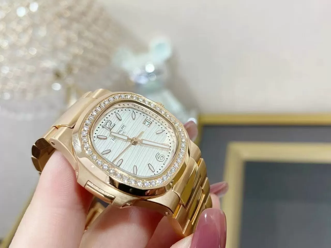 Patek Philippe Nautilus 7010/1R-011 Chế Tác Vàng 18k Kim Cương Thiên Nhiên - Ảnh 5