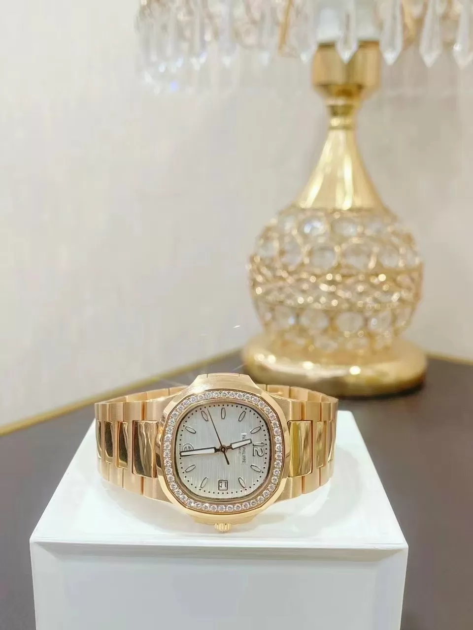 Patek Philippe Nautilus 7010/1R-011 Chế Tác Vàng 18k Kim Cương Thiên Nhiên - Ảnh 4