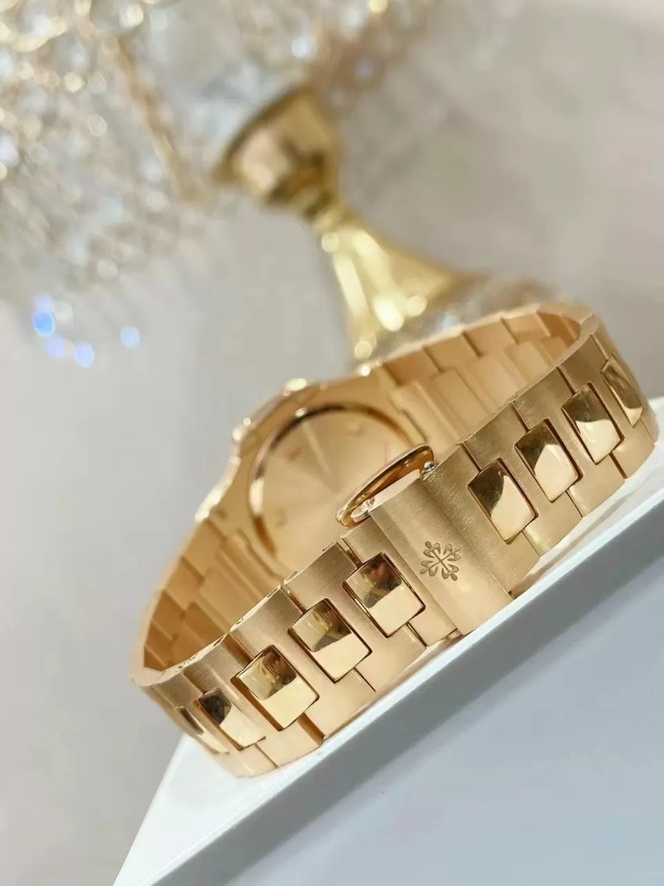 Patek Philippe Nautilus 7010/1R-011 Chế Tác Vàng 18k Kim Cương Thiên Nhiên - Ảnh 3