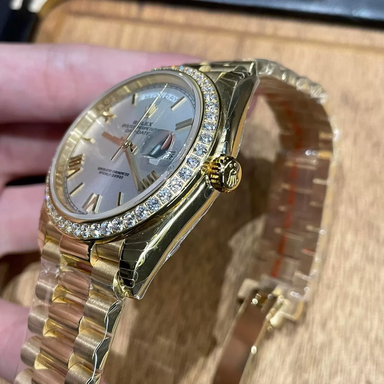 Rolex Day-Date 40 228348RBR Mặt Số Trắng Cọc Số La Mã Chế Tác Vàng 18k Kim Cương Thiên Nhiên - Ảnh 5