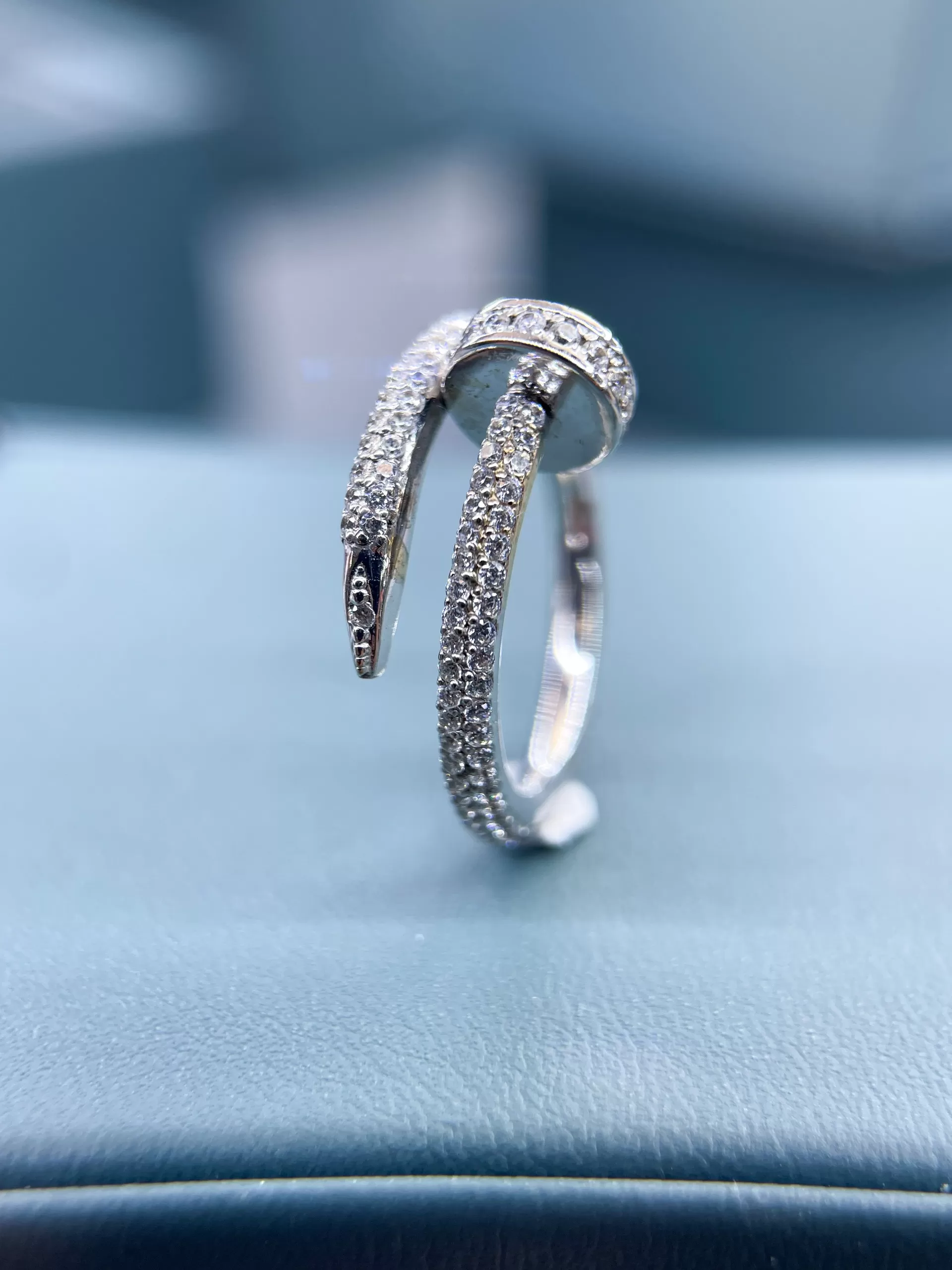 Nhẫn Đinh Cartier Chế tác Vàng Trắng 18k, Kim Cương Thiên Nhiên - Ảnh 5