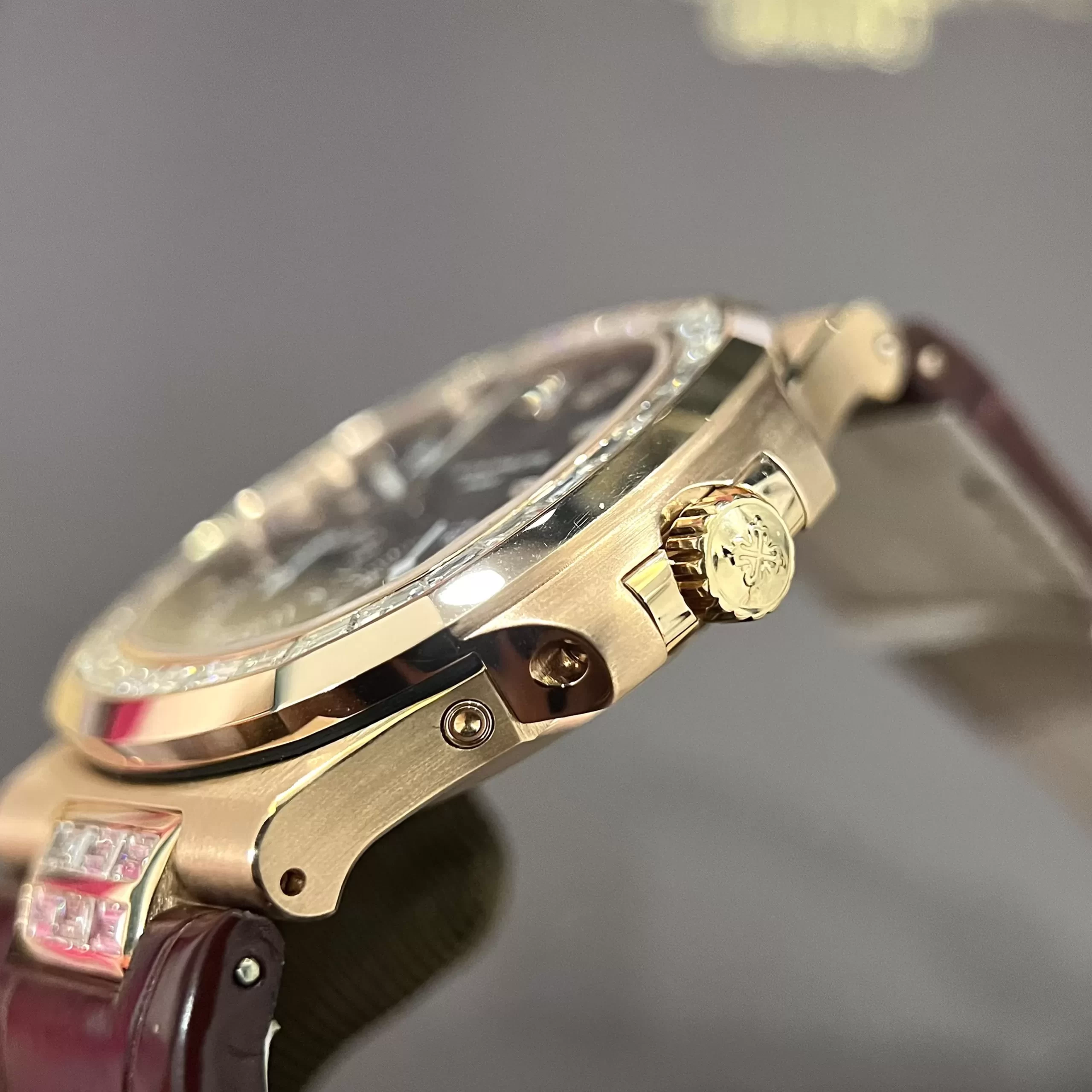 Đồng Hồ Patek Philippe Nautilus 5724R-001 Chế Tác Vàng Nguyên Khối 18k, Kim cương Thiên Nhiên - Ảnh 7