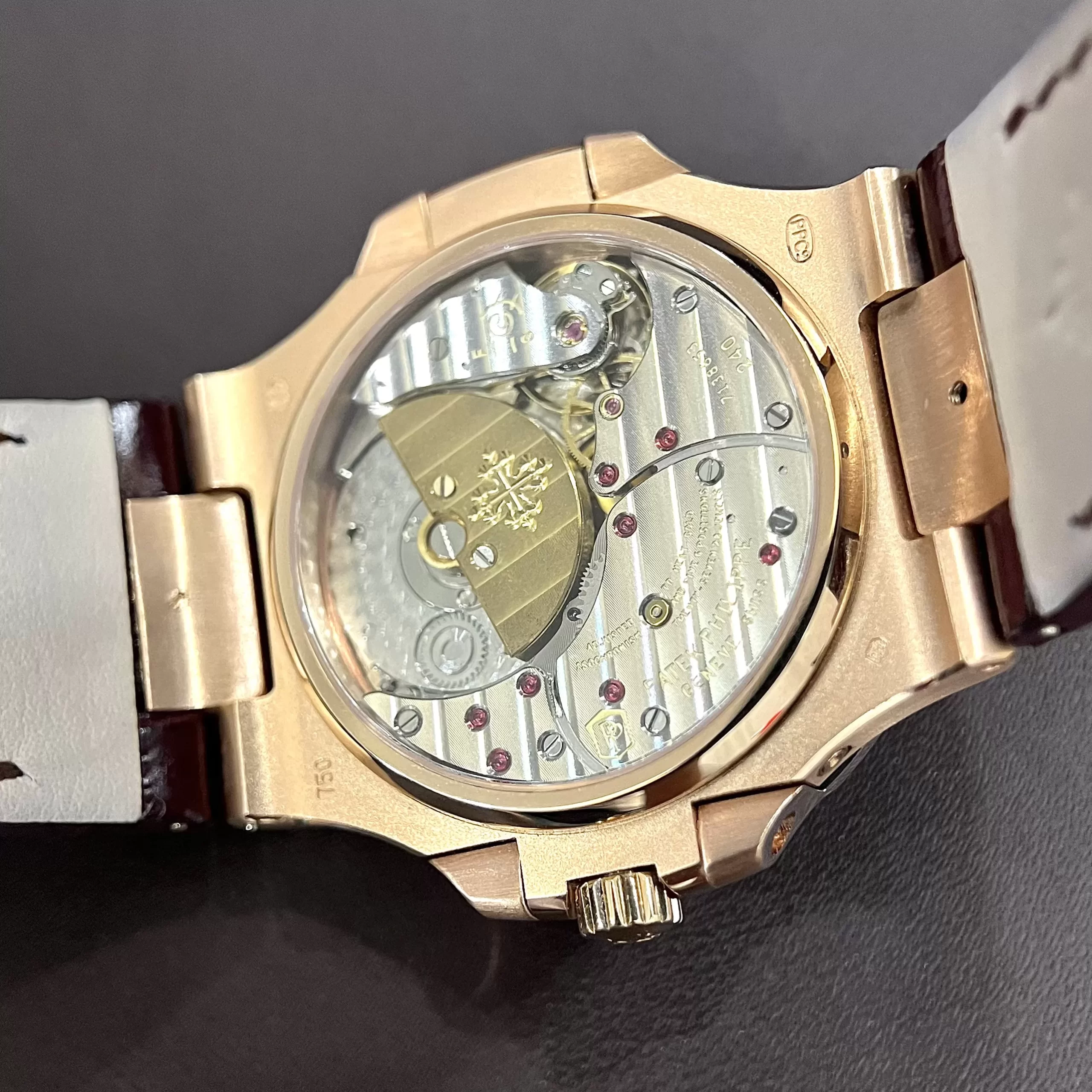 Đồng Hồ Patek Philippe Nautilus 5724R-001 Chế Tác Vàng Nguyên Khối 18k, Kim cương Thiên Nhiên - Ảnh 6