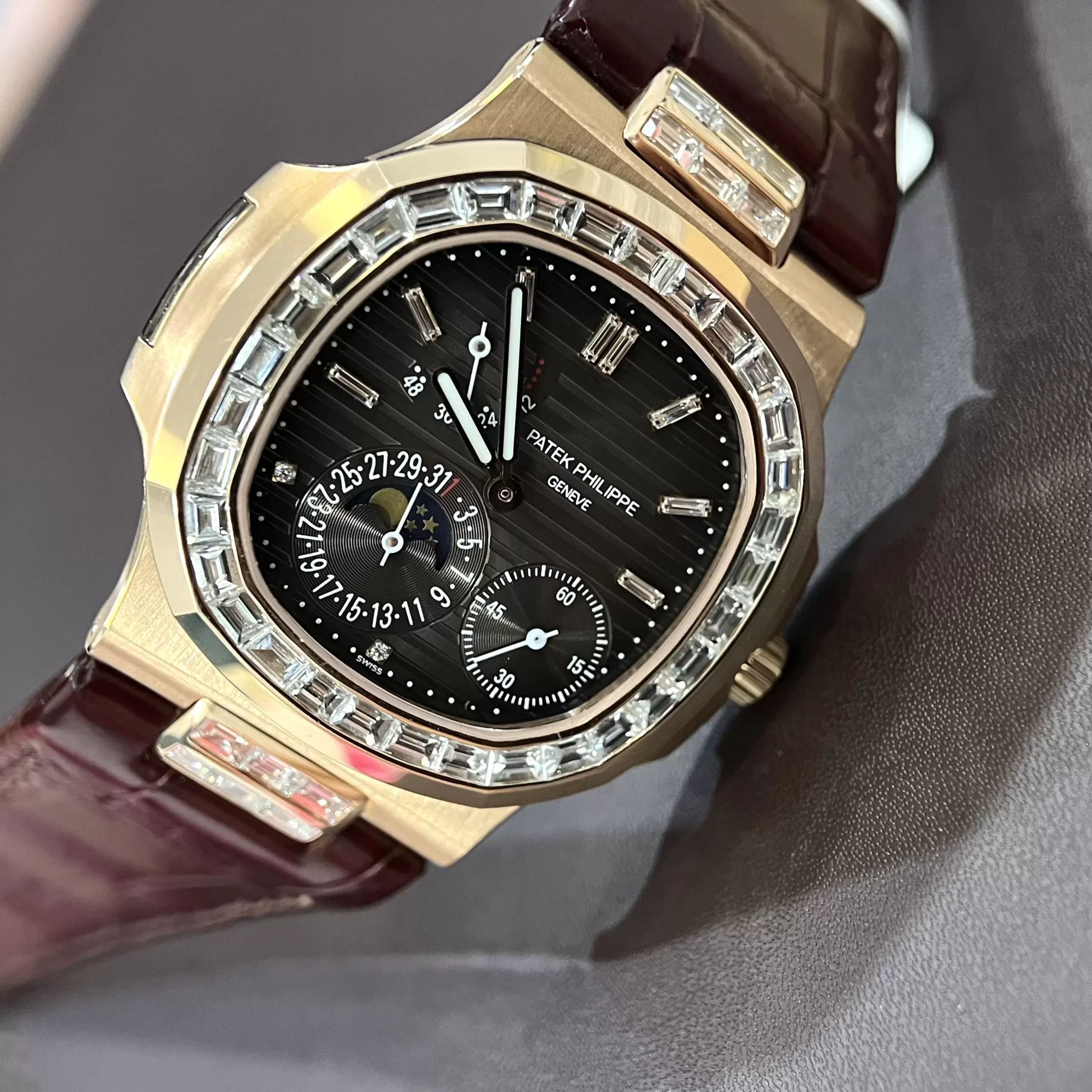 Đồng Hồ Patek Philippe Nautilus 5724R-001 Chế Tác Vàng Nguyên Khối 18k, Kim cương Thiên Nhiên - Ảnh 3