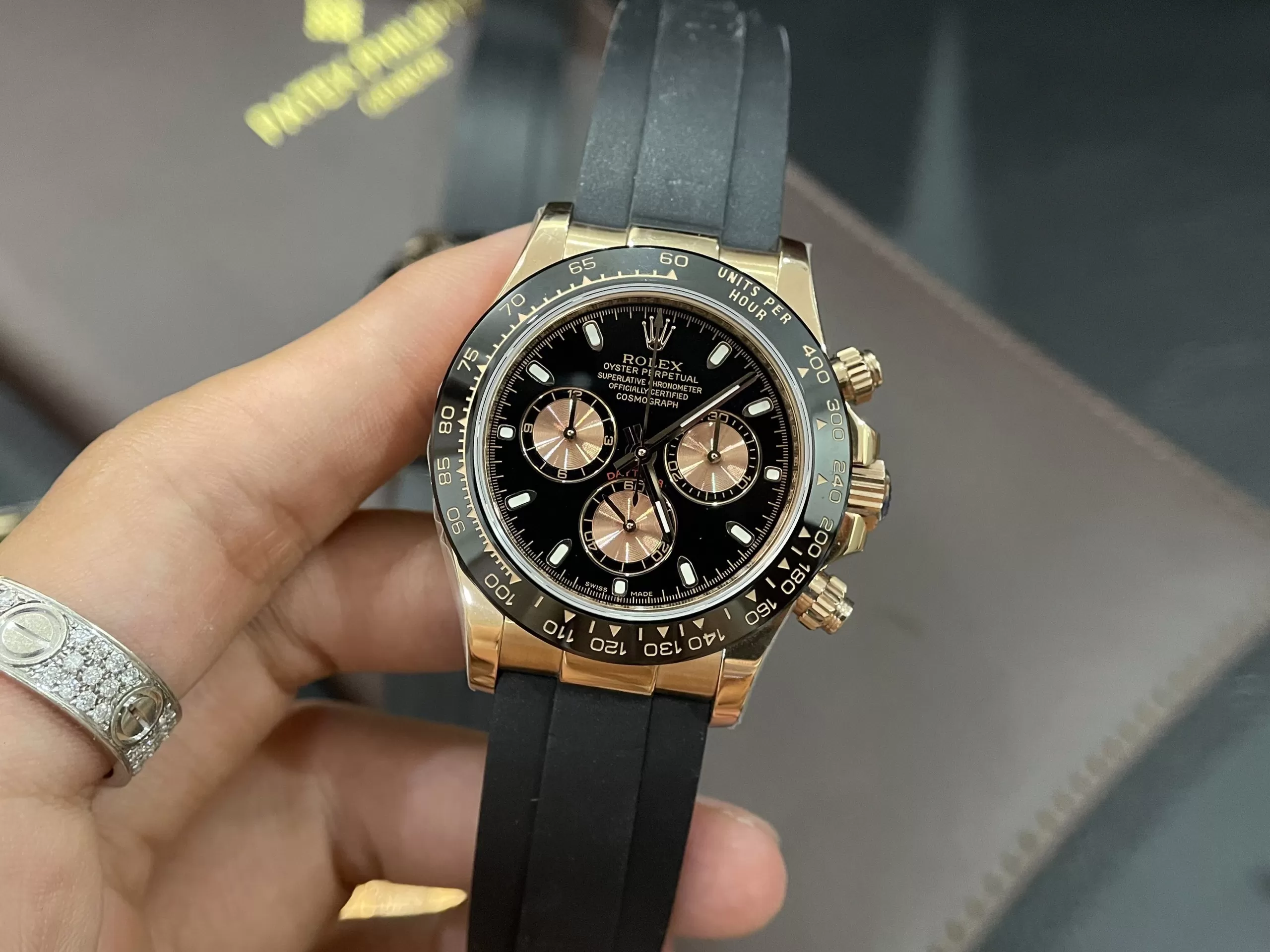 Đồng Hồ Rolex Siêu Cấp 1:1 Cosmograph Daytona 116515LN Mặt Số Đen Hồng - Ảnh 3