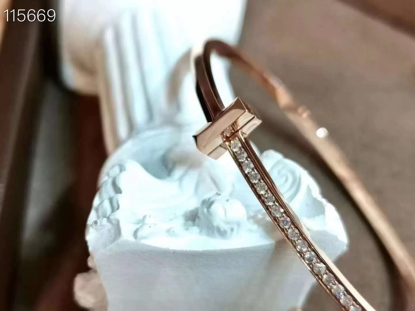 Lắc tay nữ Hình Chữ Chữ T Chế Tác Vàng 18k, Kim Cương thiên Nhiên - Ảnh 4