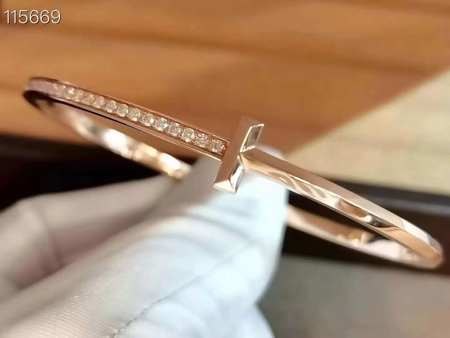 Lắc tay nữ Hình Chữ Chữ T Chế Tác Vàng 18k, Kim Cương thiên Nhiên - Ảnh 3