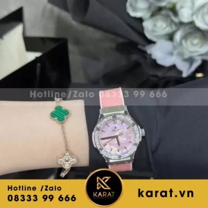 Đồng Hồ Hublot Classic Fusion Rep 11 Mặt Khảm Xà Cừ Màu Hồng Đính Kim Cương Moissanite 33mm