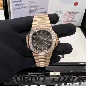 Đồng hồ Patek Philippe Nautilus 5723 Chế Tác Vàng Hồng 18k, Viền kim cương thiên nhiên