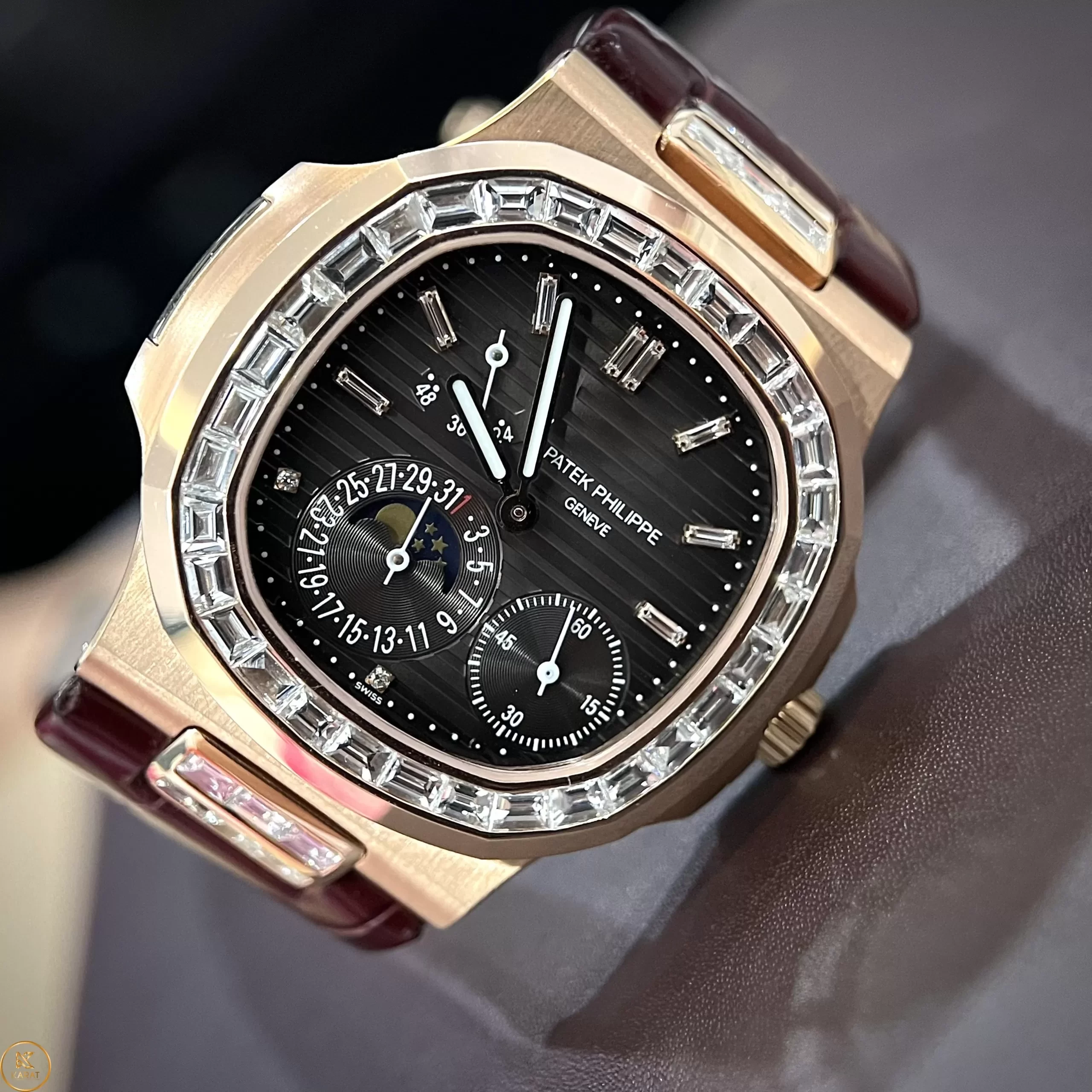 Đồng Hồ Patek Philippe Nautilus 5724R-001 Chế Tác Vàng Nguyên Khối 18k, Kim cương Thiên Nhiên