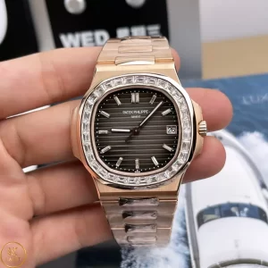 Đồng Hồ Patek Philippe Replica Nautilus 5723 Gold Viền Kim cương Baguette