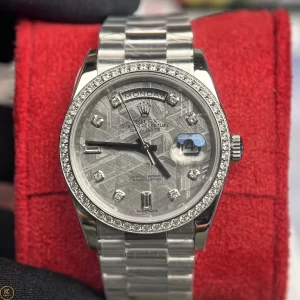 Đồng Hồ Rolex Day-Date 228349 Mặt Số Khảm Trai Viền Kim Cương Moissanite Like Auth