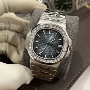 Đồng Hồ Siêu cấp 1:1 Patek Philippe Nautilus 5711/110P-001 Viền Kim Cương Moissanite