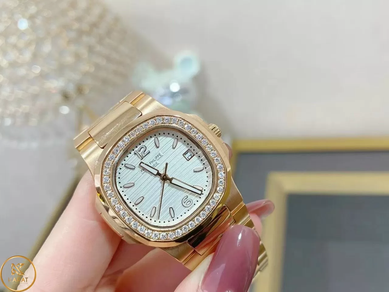 Patek Philippe Nautilus 7010/1R-011 Chế Tác Vàng 18k Kim Cương Thiên Nhiên